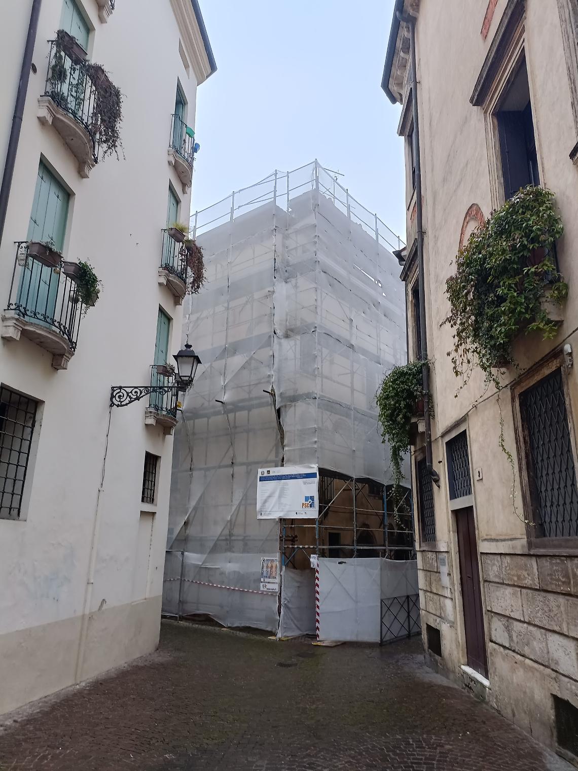 Barche edificio cantiere vicolo cieco retrone