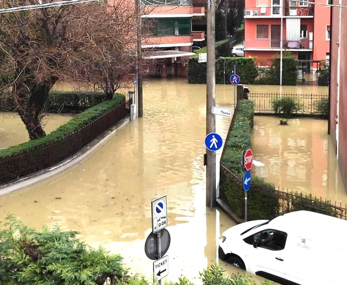 Maltempo stadio primo piano via attorno allo stadio con acqua