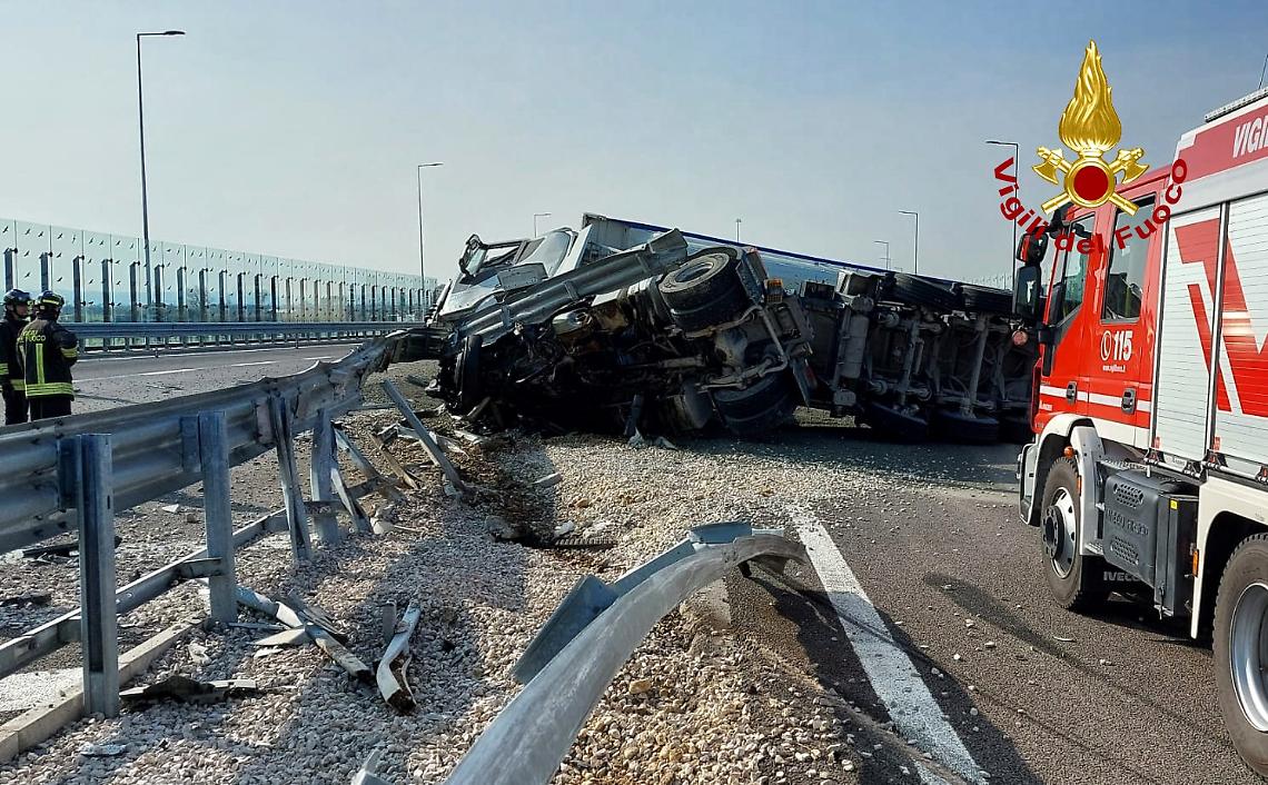 camion si rovescia lungo la Pedemontana 4