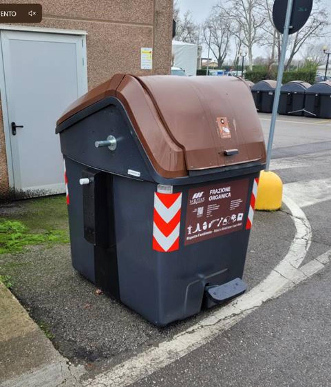 mirano cassonetti rifiuti
