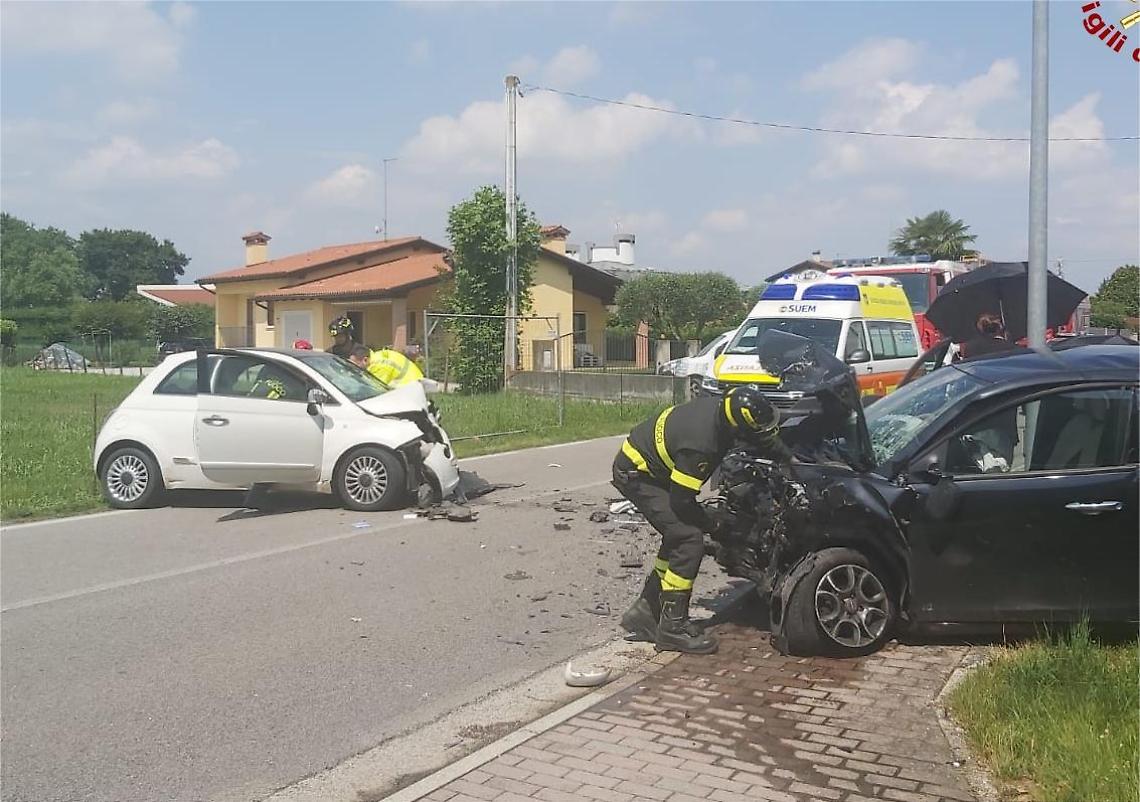 Tezze incidente due auto