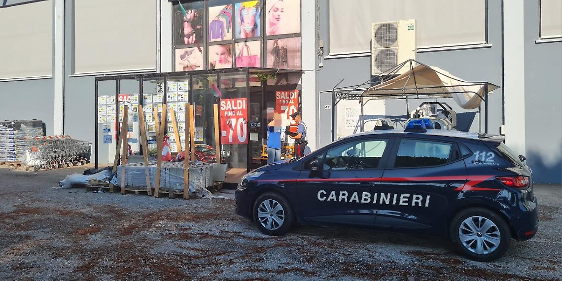 Rapina e aggressione in un negozio: due arresti da parte dei Carabinieri