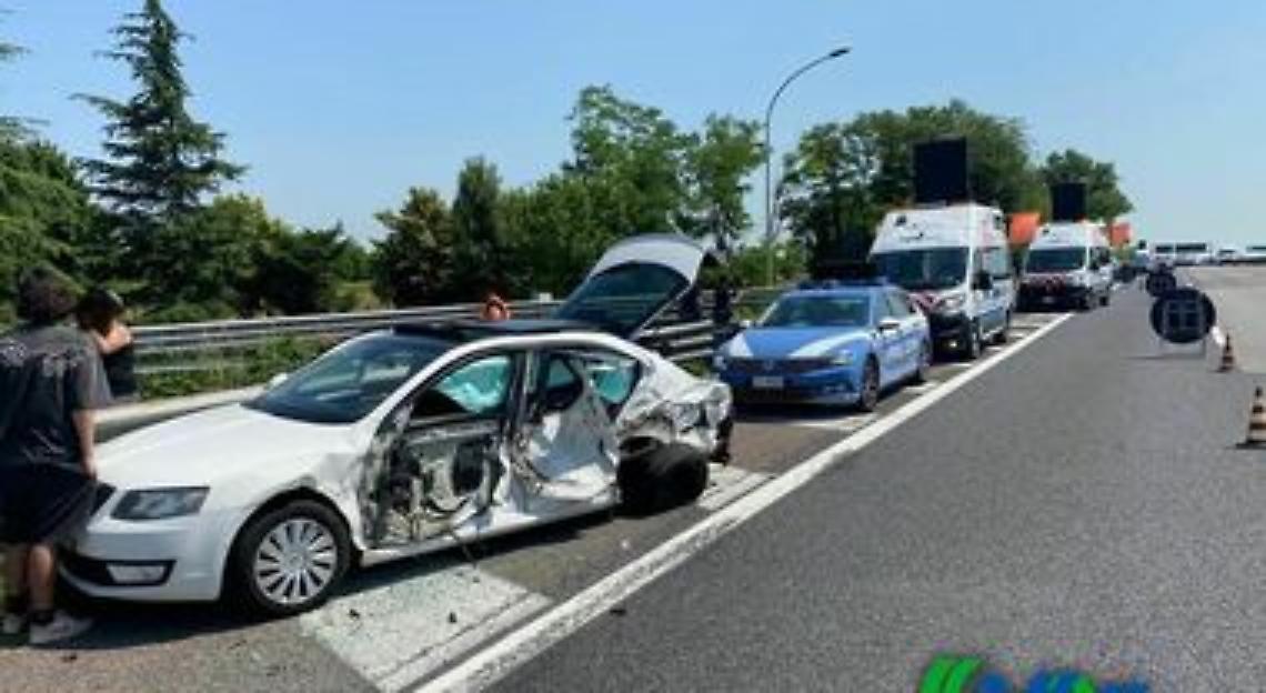 Incidente in A4: otto auto coinvolte, traffico bloccato e cinque feriti