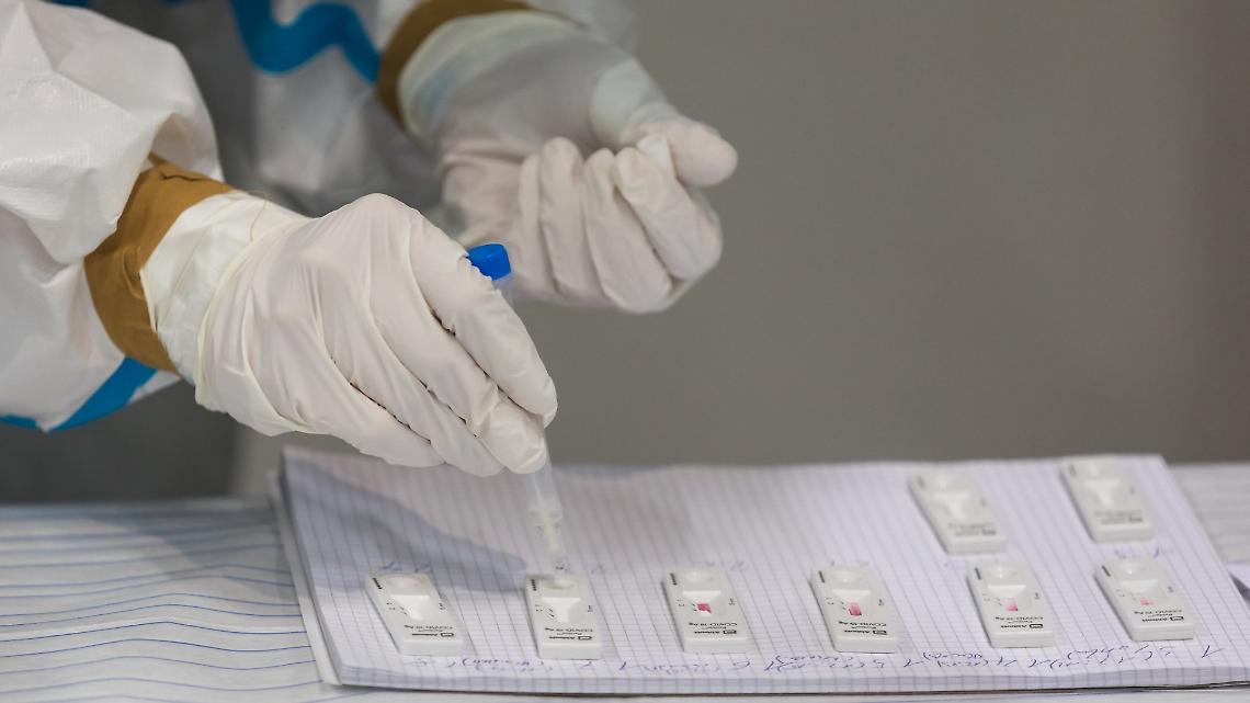 Impennata Covid: aumento del 30% dei casi e del 26% dei decessi in un mese
