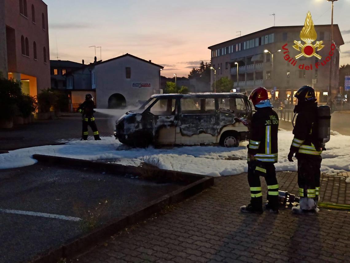 Pulmino in fiamme a Scorzè : intervengono i Vigili del Fuoco