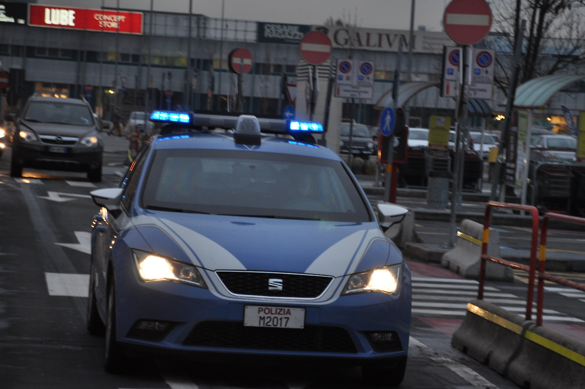 Fuga folle in auto, tenta di investire un agente e si barrica in casa