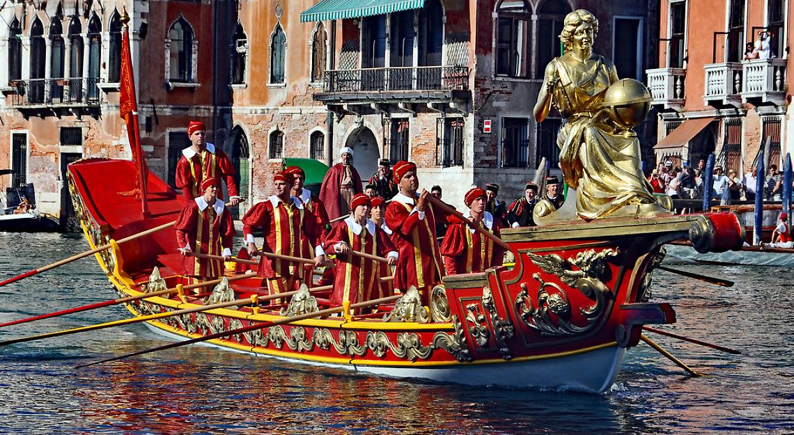 Venezia celebra le giovani promesse della voga alla Regata Storica 2024