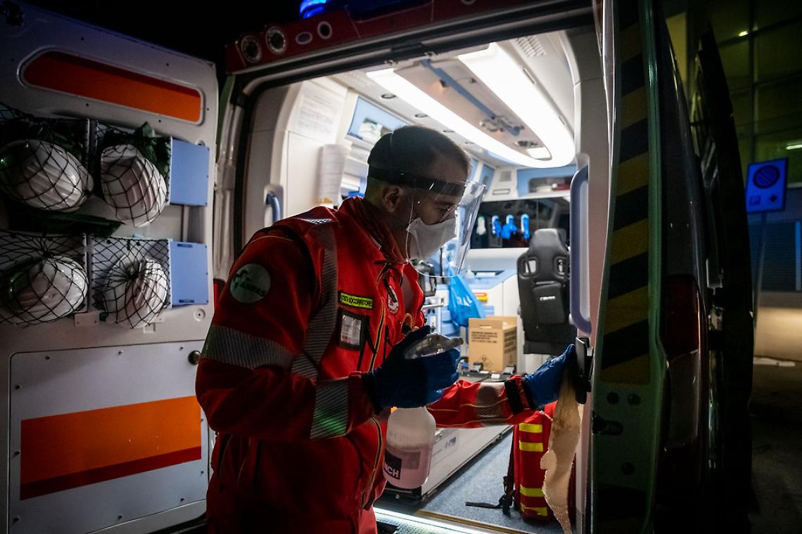 Auto esce di strada e si schianta contro un muretto a Schio: ferito il conducente