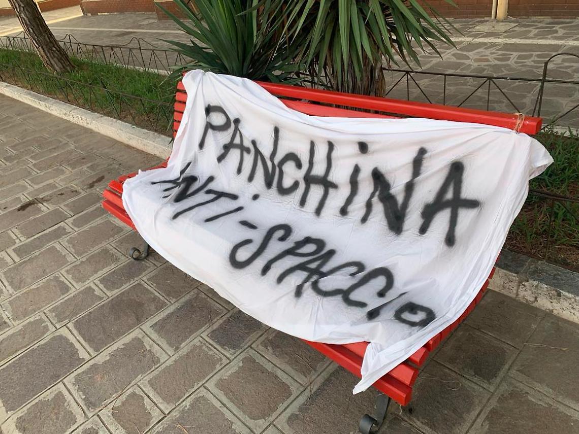 Venezia, a Cannaregio lenzuola sulle panchine contro lo spaccio 