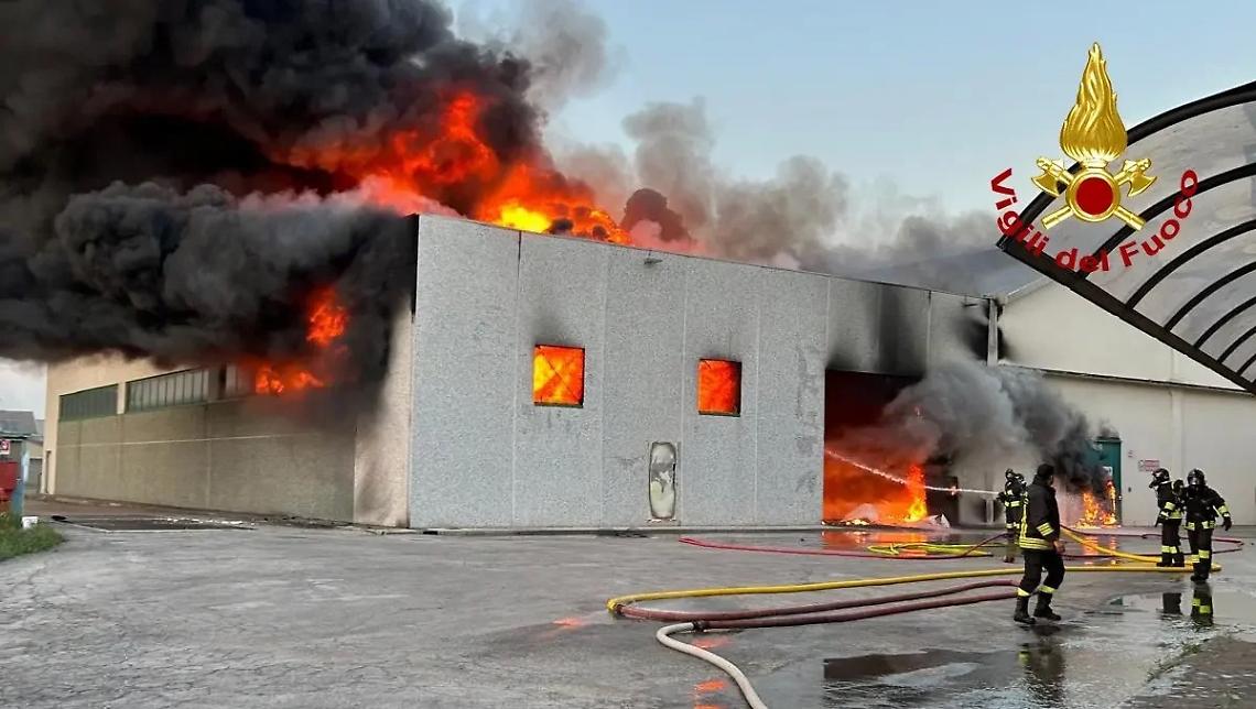Incendio a Monticello Conte Otto: Arpav non rileva inquinanti in quantità pericolose per la popolazione