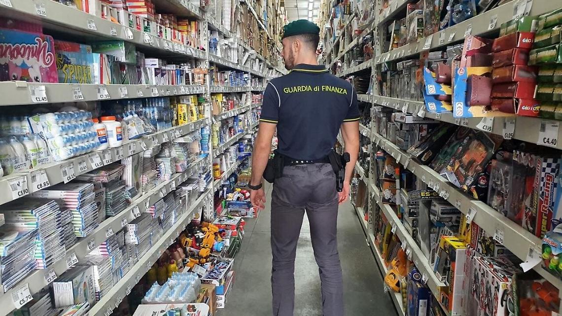 Sequestrati oltre 3 milioni di articoli scolastici e di bigiotteria senza indicazioni legali a Padova