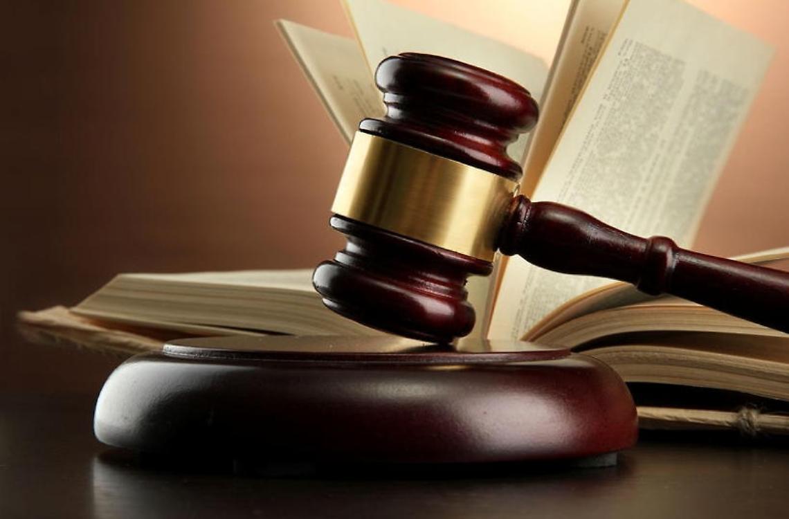 Rifiuta il trasferimento per assistere il padre malato, licenziata e poi reintegrata dal tribunale
