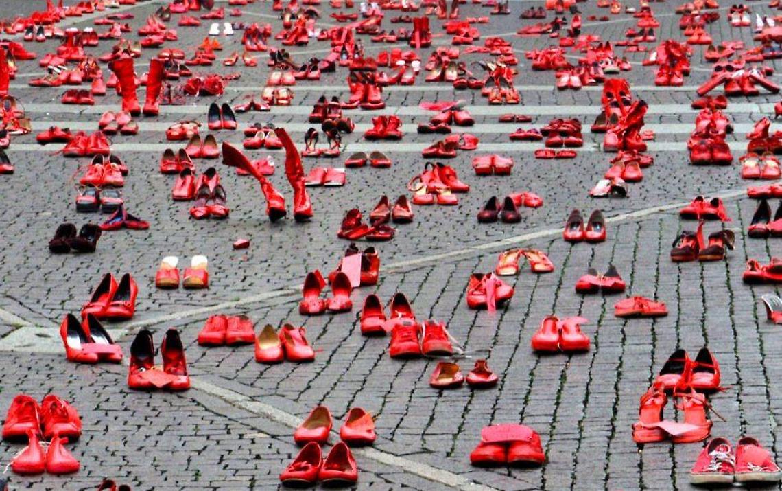 Este si colora di rosso contro la violenza sulle donne
