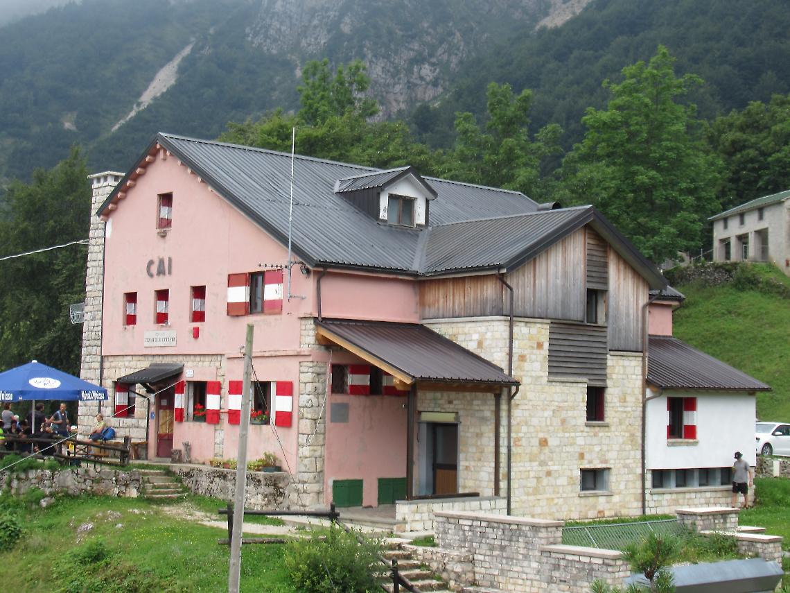 Il rifugio Cesare Battisti: un viaggio nella storia e nella natura delle Prealpi vicentine