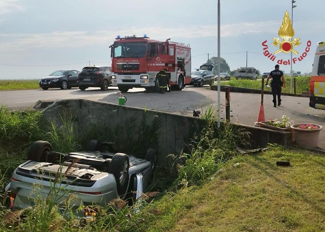 Incidente a Jesolo: auto si ribalta, ferito un 62enne