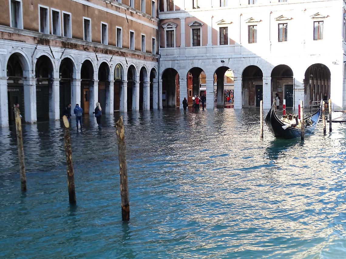 Acqua alta a Venezia: il Mose torna in azione per proteggere la città lagunare