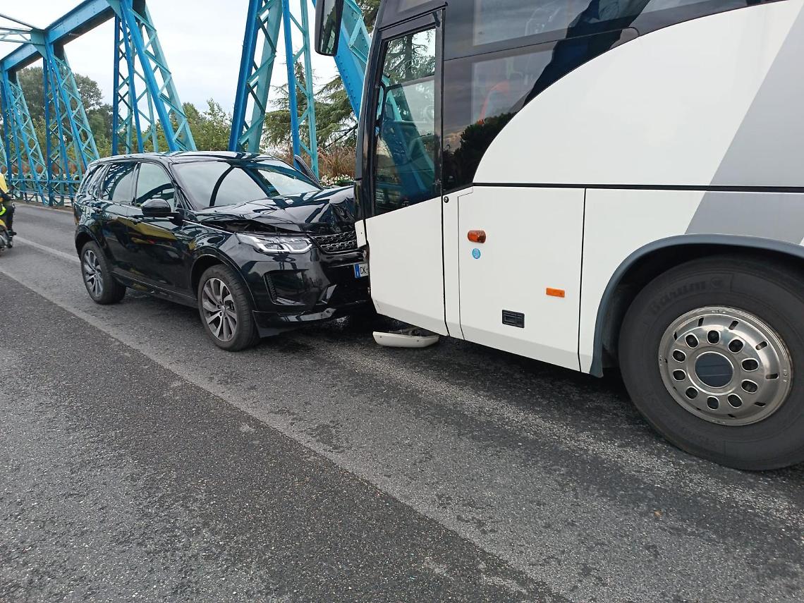  Venezia, incidente sul Ponte della Vittoria: nessun ferito nella collisione tra Bus e SUV