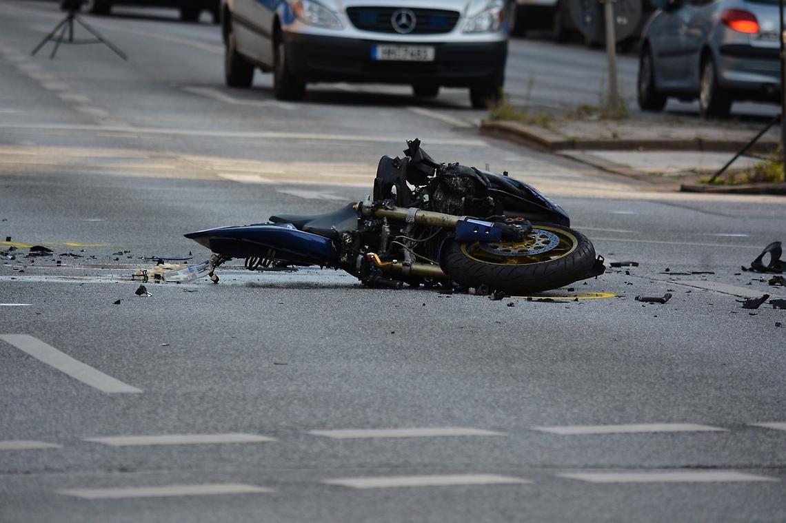 Scontro tra auto e moto a Rovigo: motociclista ferito in Viale Porta Adige