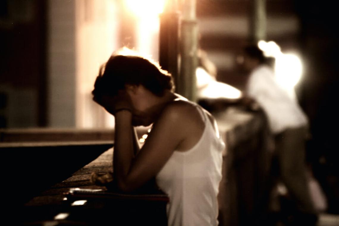 Baci e palpeggiamenti a una 12enne: condannato a oltre due anni