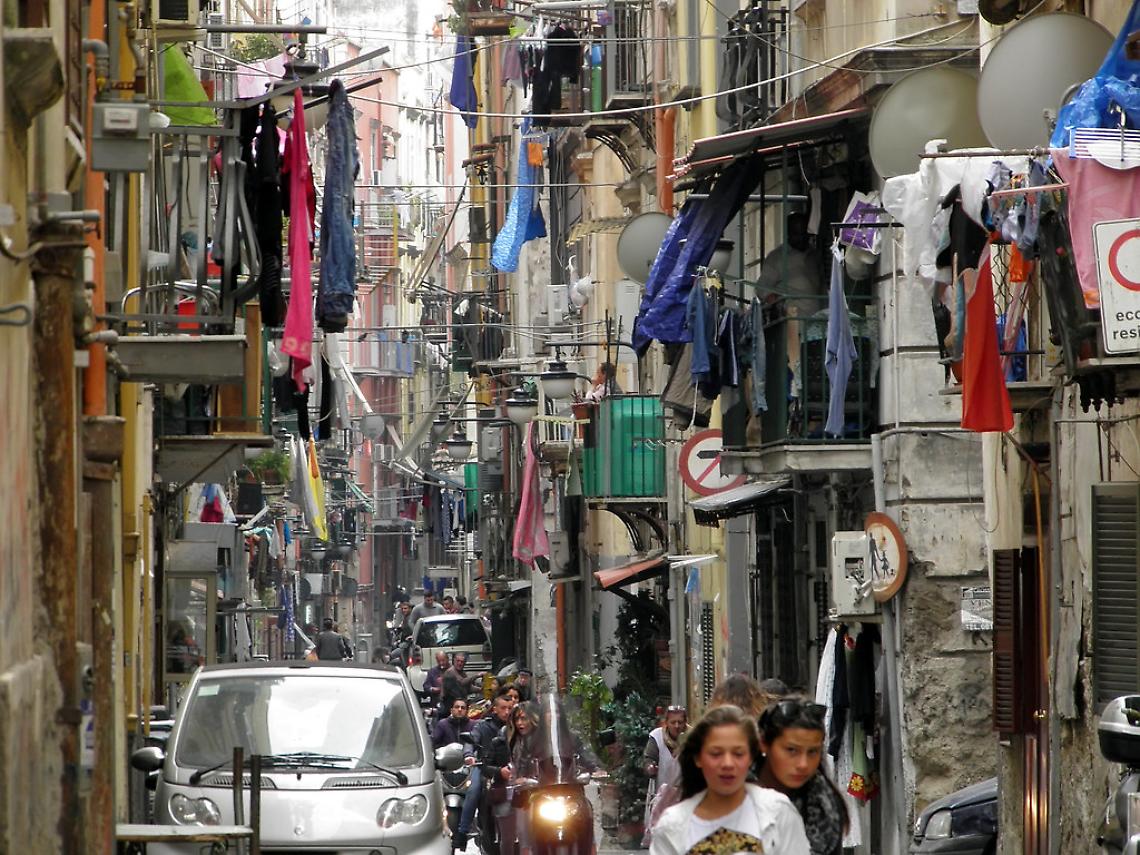 Tragedia nei Quartieri Spagnoli: giovane turista padovana in fin di vita dopo la caduta di un vaso