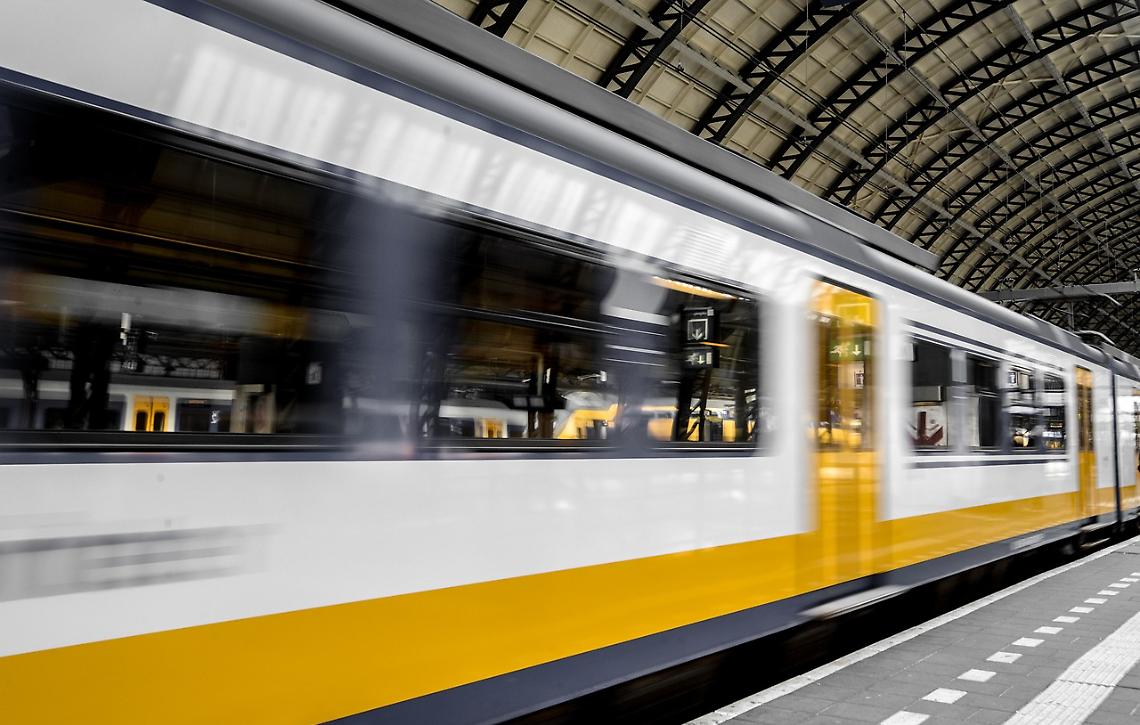 Ferisce due poliziotti prima di essere bloccato con il taser alla stazione di Padova