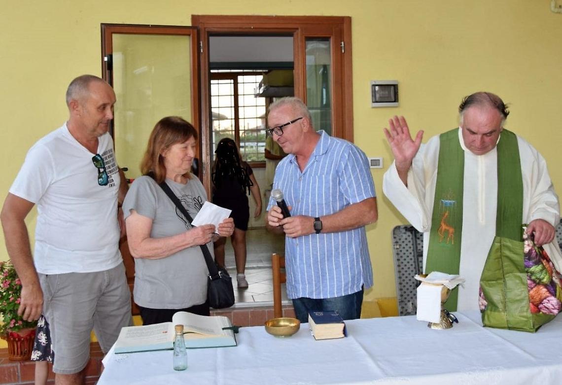Bottrighe, un momento della cerimonia mentre Aribo consegna un contributo alla scuola.