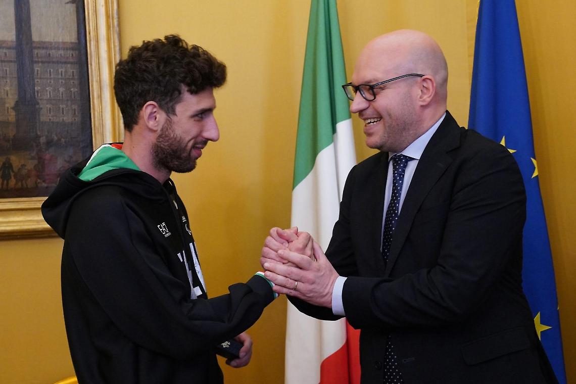 Fontana premia Stefano Raimondi e Giulia Terzi a Montecitorio: "Due grandi atleti e una bella famiglia, un messaggio di speranza"