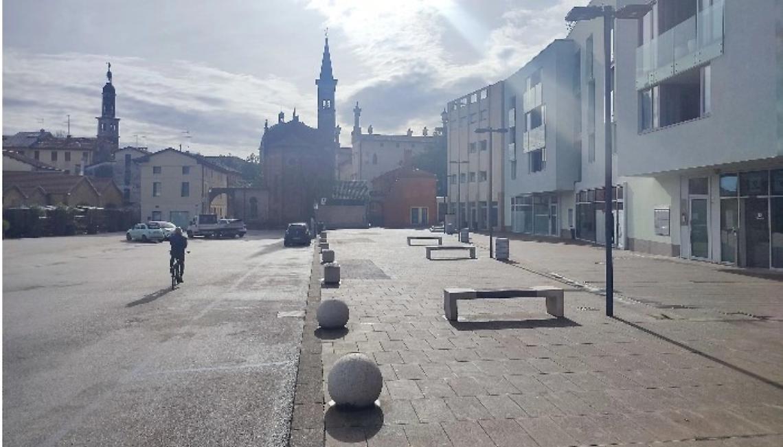 Aggressione in Piazza Nova Thiene: Due Quarantenni Picchiati e Rapinati da un Branco di Adolescenti