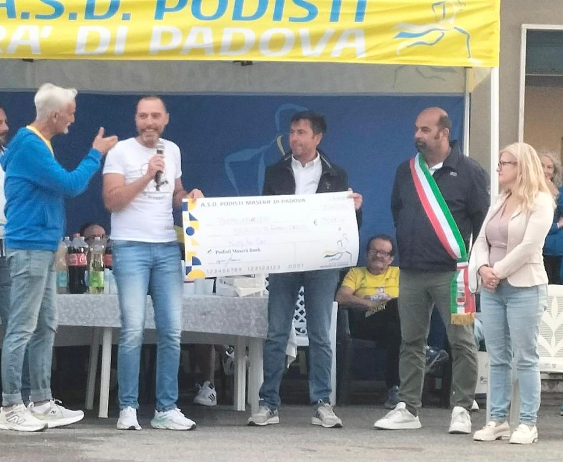 L'assegno donato con il ricavato della Butterfly Run 