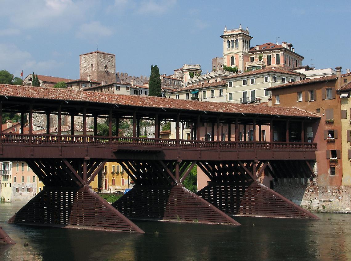 Vicenza, incidente al Ponte degli Alpini di Bassano: auto contro l'arco, nessun ferito