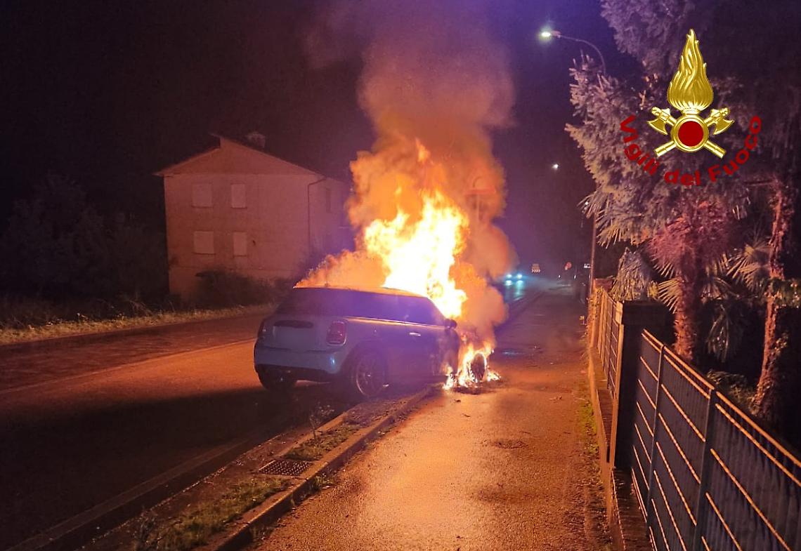 Monteccio Precalcino, auto in fiamme dopo l’incidente: conducente illeso