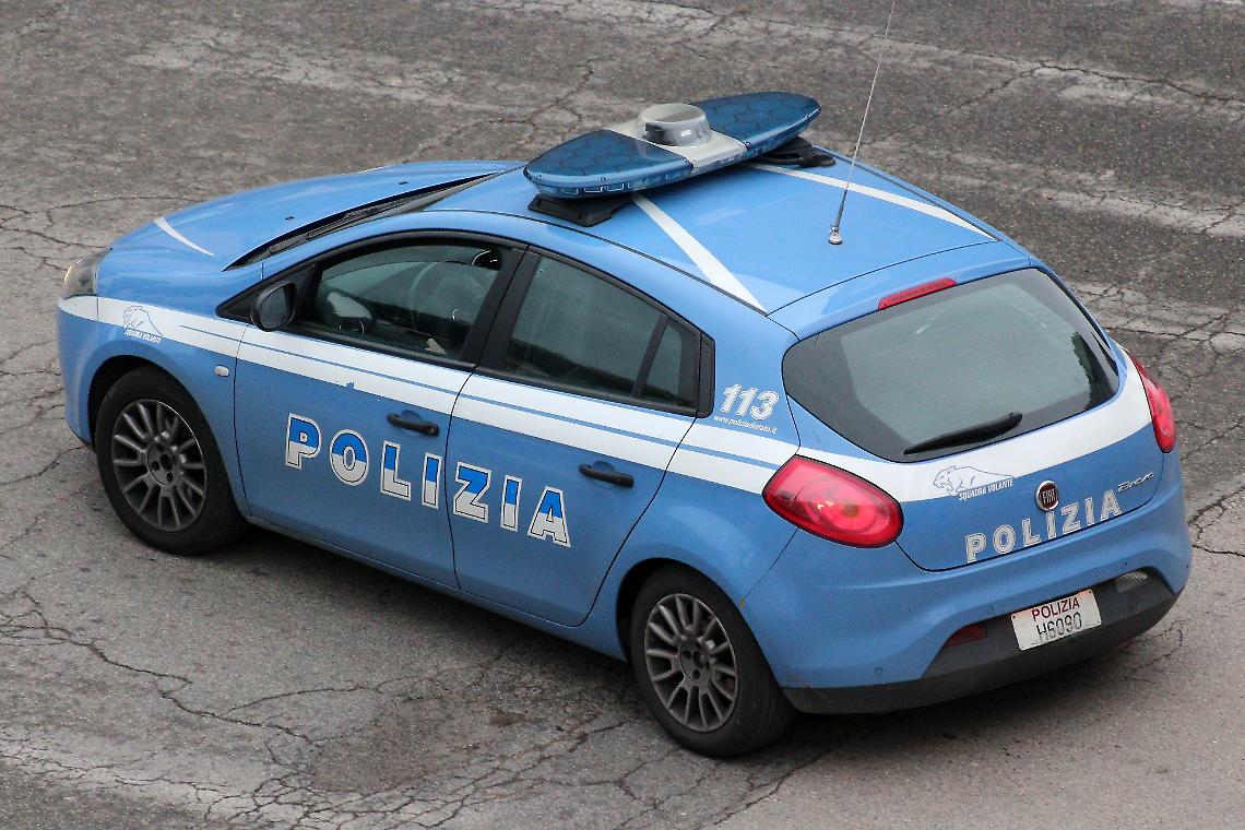 Spaccata al distributore automatico a Treviso: arrestata una 20enne, la refurtiva recuperata dalle volanti
