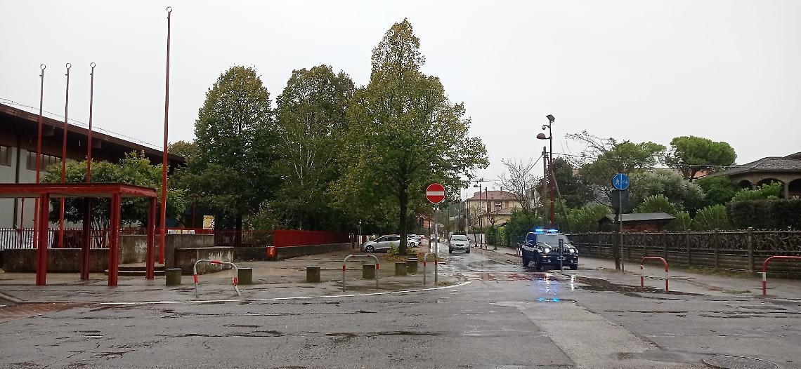 La polizia locale controlla la sicurezza degli alunni 