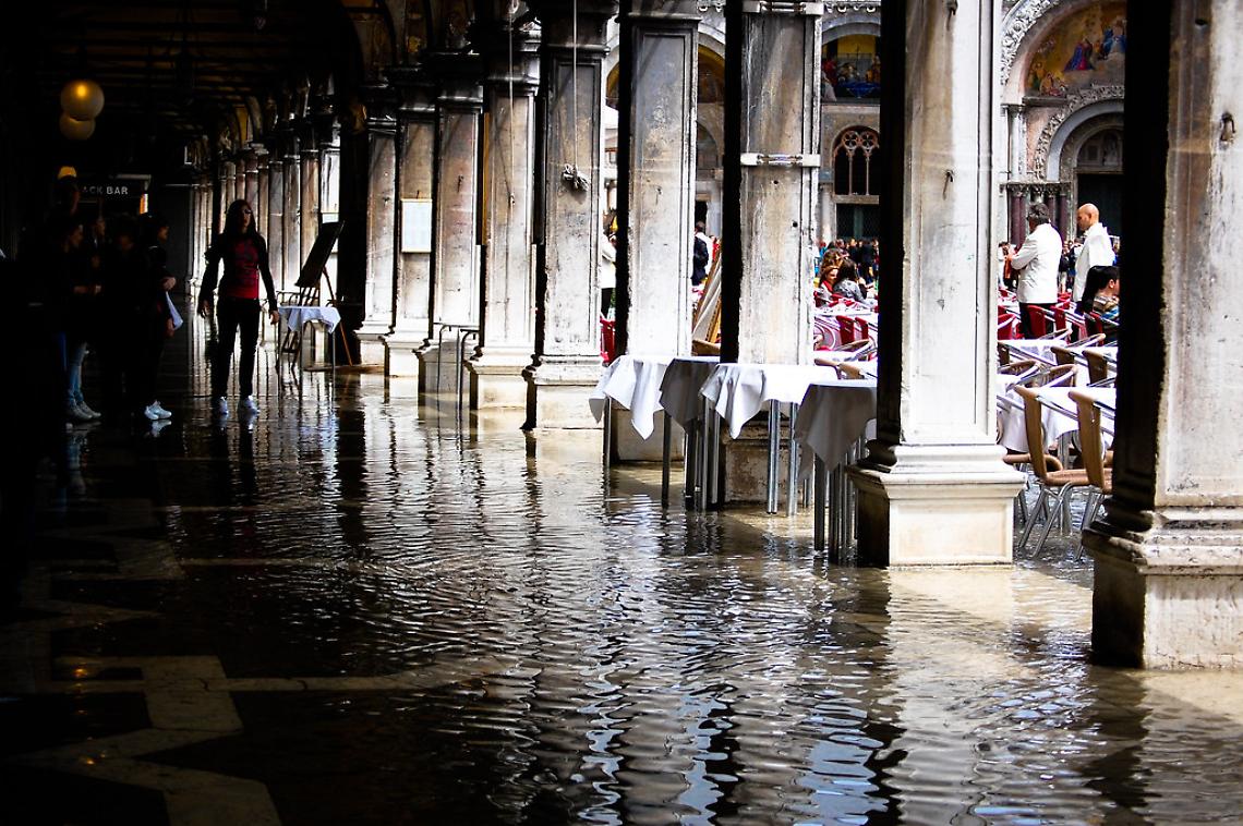 Acqua alta a Venezia: il Mose in azione per contrastare il picco di marea di 110 cm