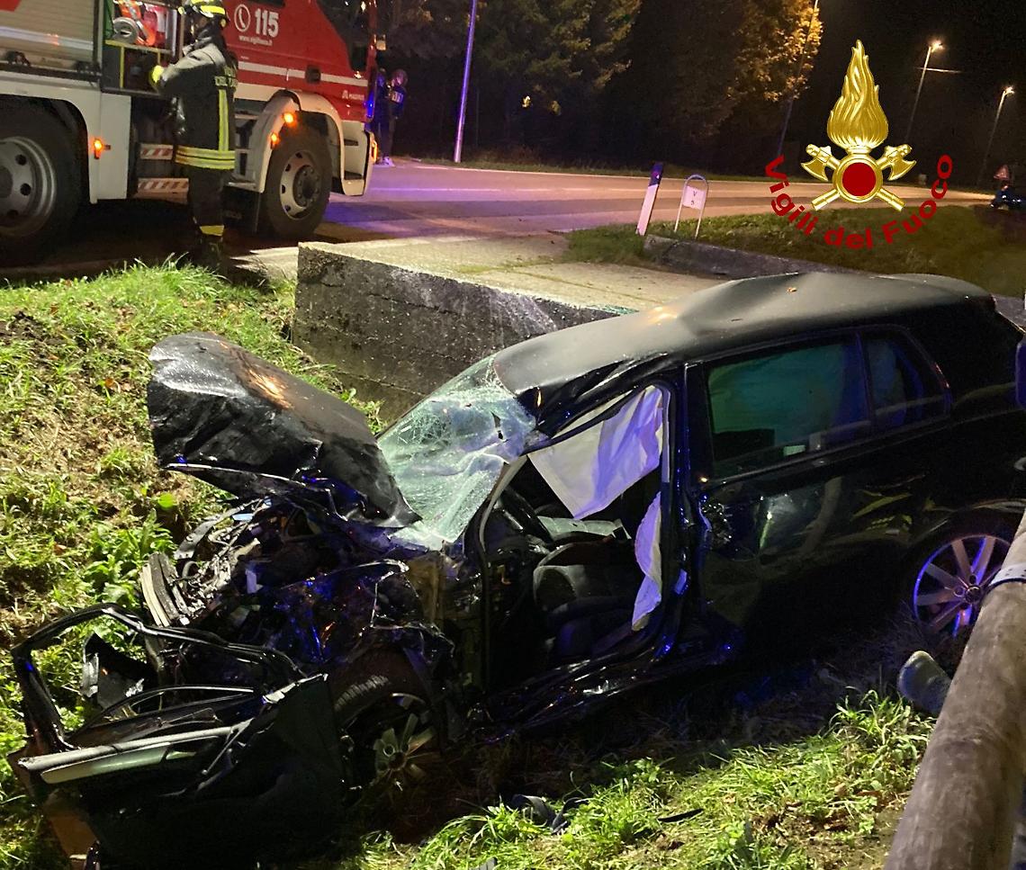 Spresiano, scontro tra due auto: una finisce ribaltata, conducente miracolato