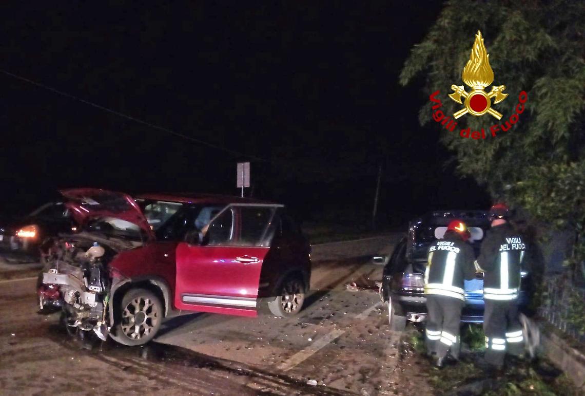 Villaverla, scontro frontale tra due auto: tre feriti