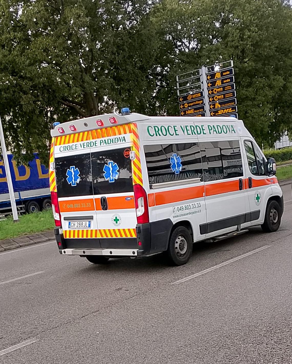 Incidente a Noventa Padovana: Auto Fuori Controllo Sulla Via Noventana