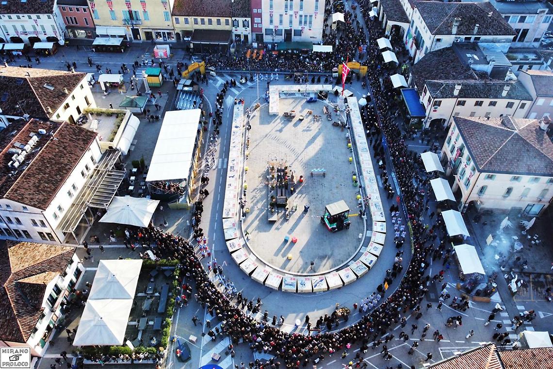 Il Gigante Gioco dell'Oca: Mirano rivive la storia