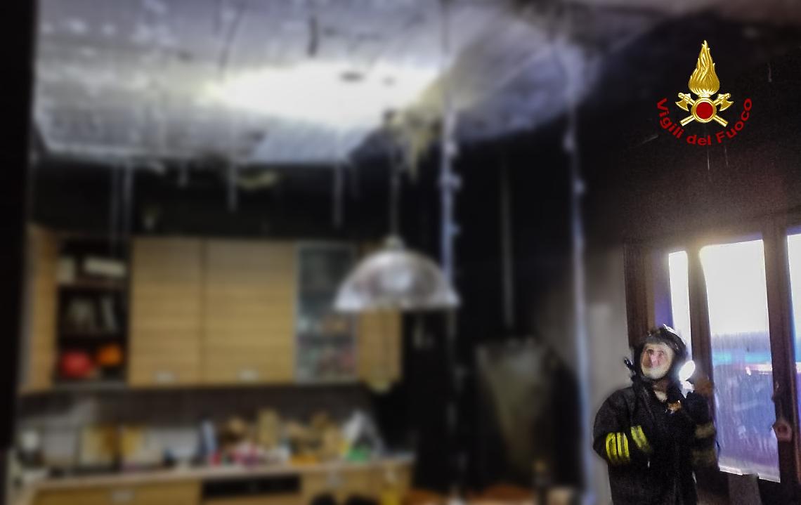 Incendio in una casa a Tezze sul Brenta: famiglia evacuata, nessun ferito