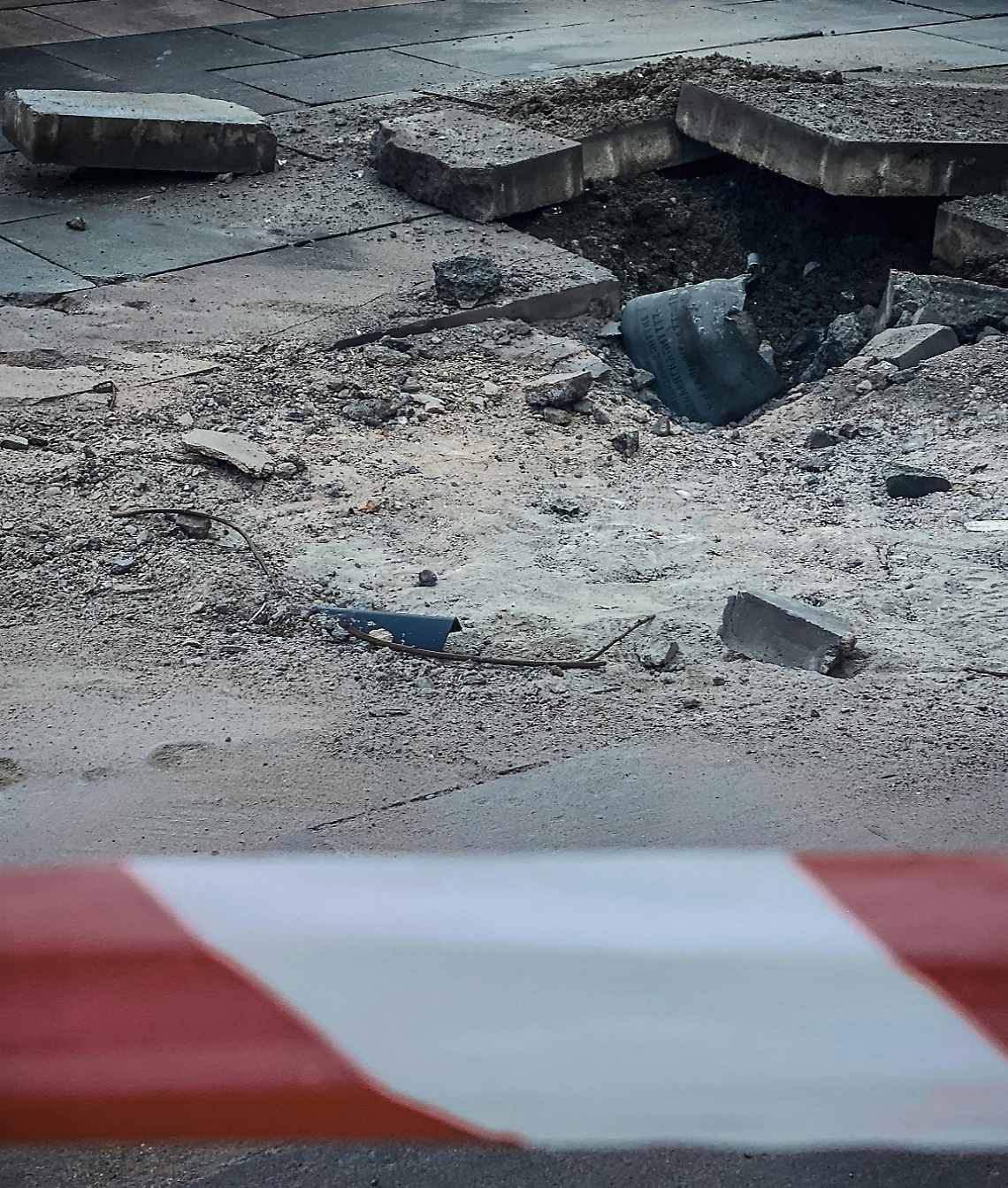 Voragine in Via Marzolo: collassa una condotta fognaria
