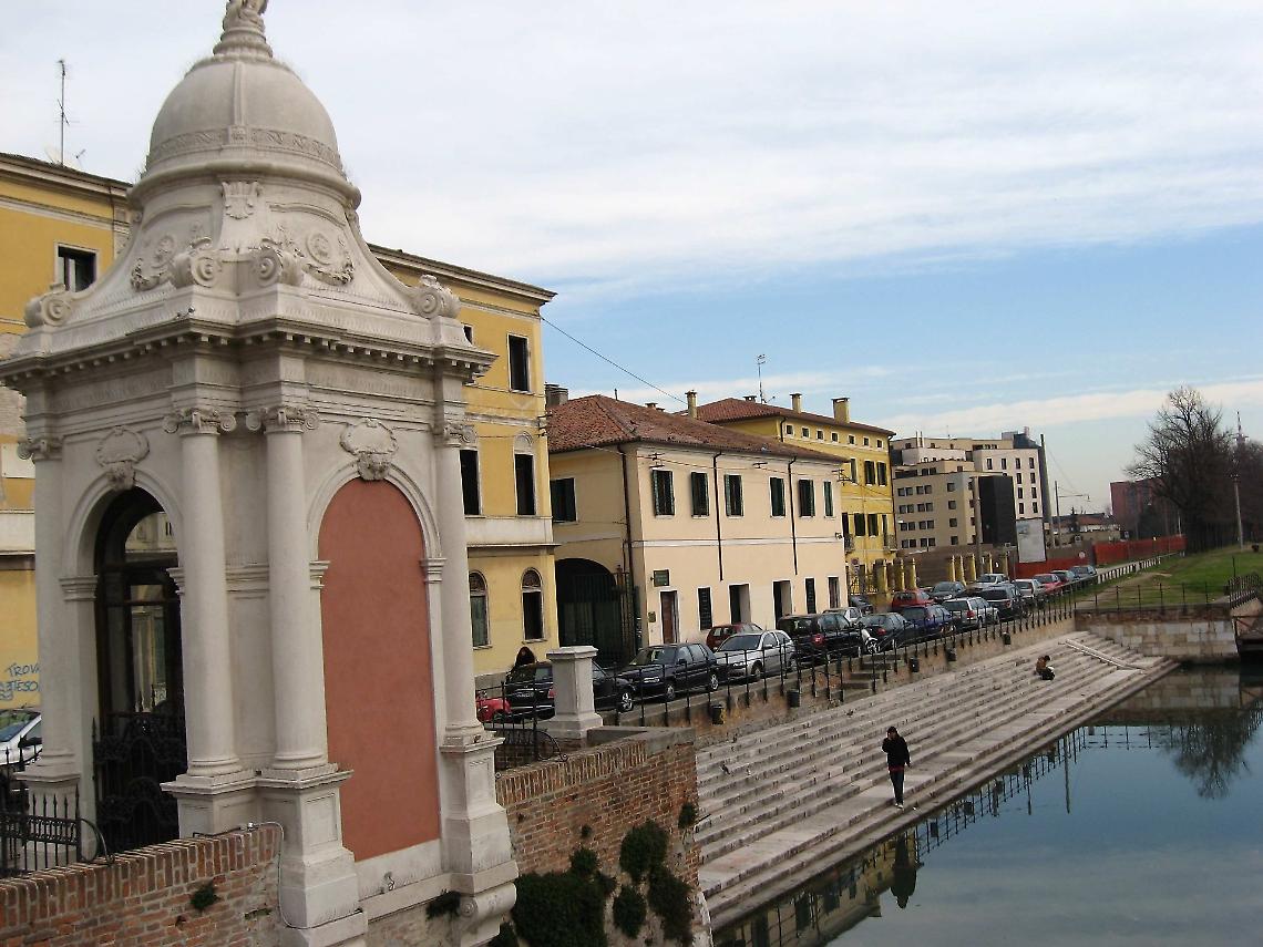 Vandalismo a Portello: 13 Auto Danneggiate in una Notte di Paura a Padova