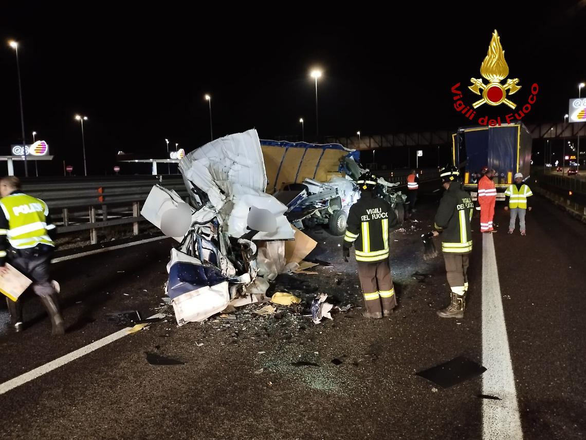 Tamponamento tra furgone e camion sulla SPV a Colceresa: un ferito