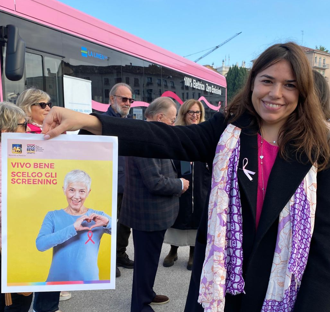 L'Autobus Rosa dell'ULSS 6 Euganea in viaggio per la prevenzione del tumore al seno