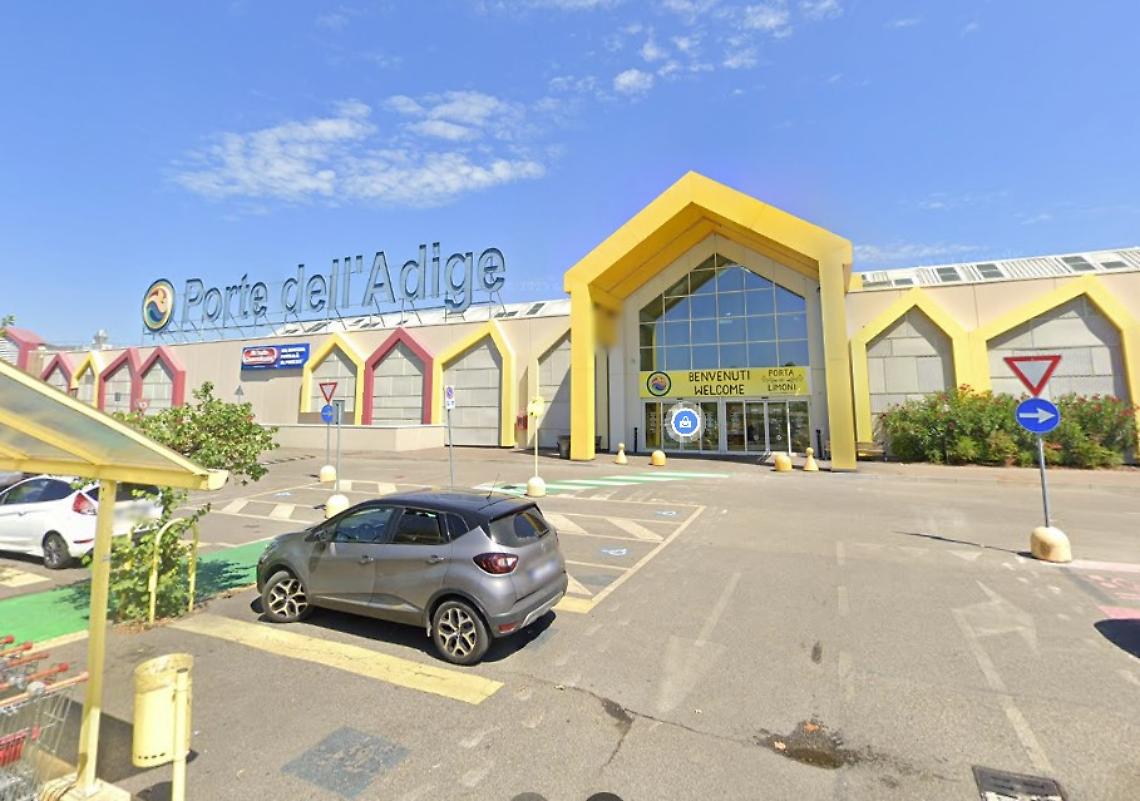 Furto di Profumi alle Porte dell'Adige: Giovani nei Guai a Bussolengo