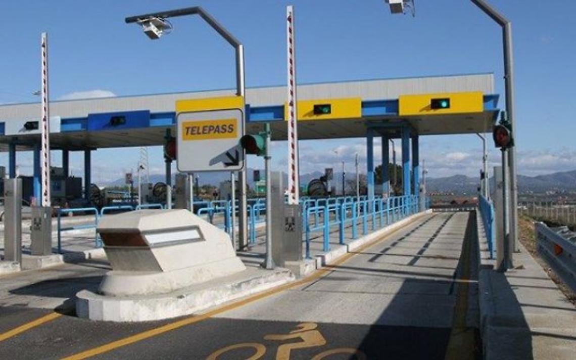 Inseguimento sulla Pedemontana: Auto con Targhe Clonate Sfondata al Casello di Loria