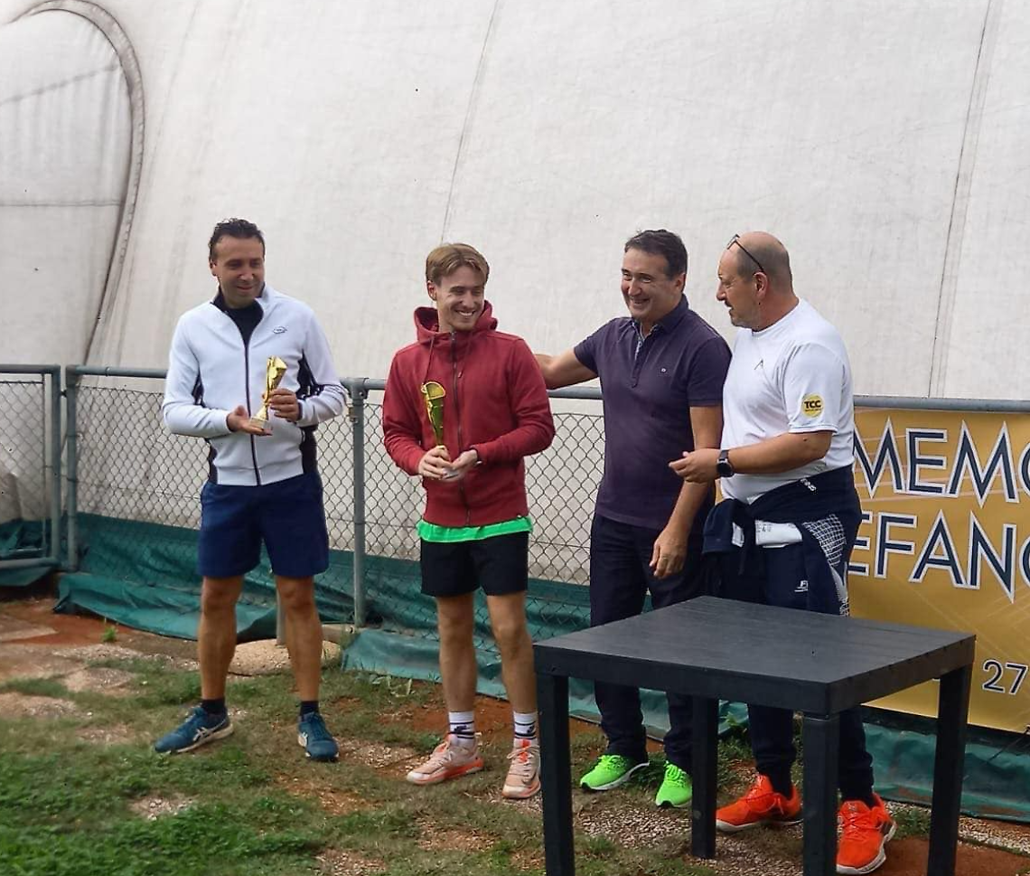 Edoardo Pavanello vince il torneo amatoriale organizzato dal Tennis Club Conselve, dedicato all’indimenticabile maestro di tennis Stefano Favaro
