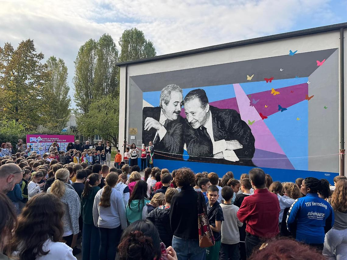 Il nuovo murales della scuola Falcone e Borsellino