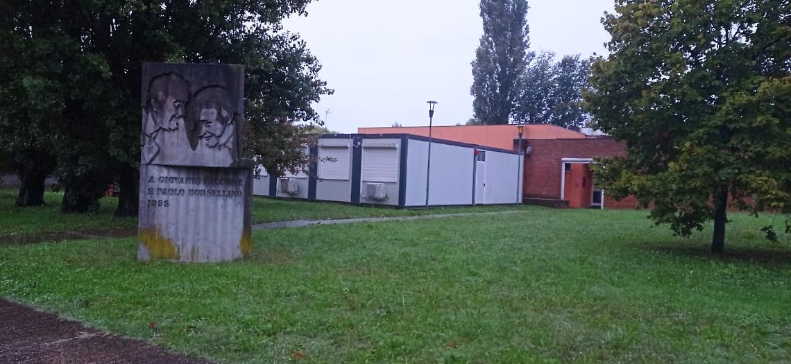 Il container che ospita la mensa alla scuola Falcone e Borsellino