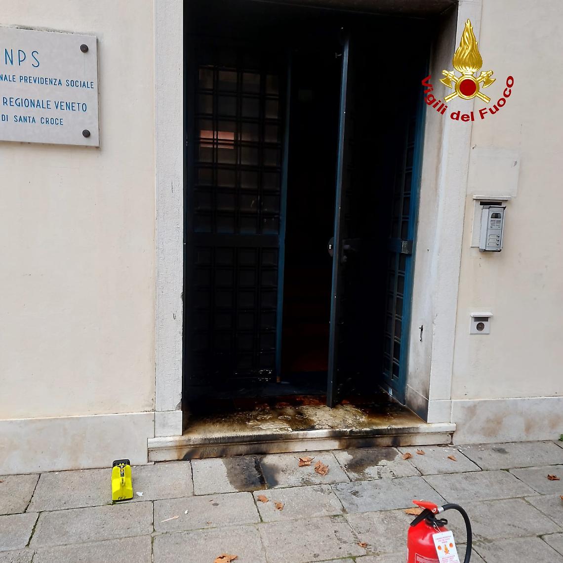 Incendio al portone dell'INPS di Venezia: pronto intervento dei vigili del fuoco