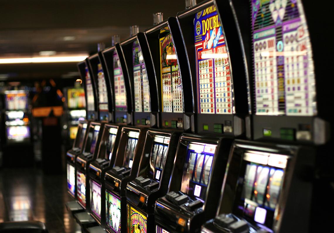 Slot machine accese fuori orario in due bar nel Trevigiano: sanzioni dalla Guardia di Finanza